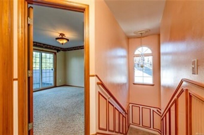 Building Photo - PRELEASING: 4 bdrm/1.5 bath house near WWU Park-N-Ride