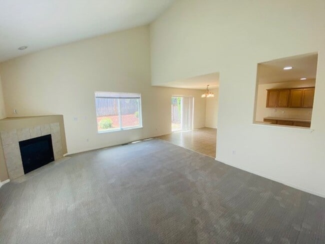 Building Photo - Charming and Spacious Home