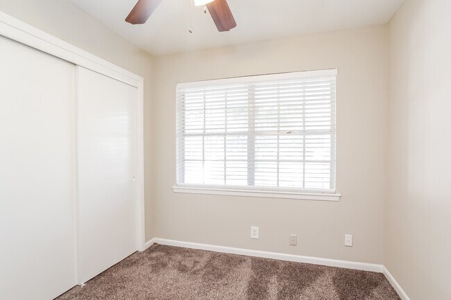 Building Photo - 13322 Oak Leaf Ln