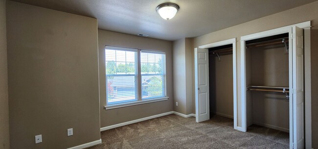 Building Photo - Luxurious Duplex in Corvallis
