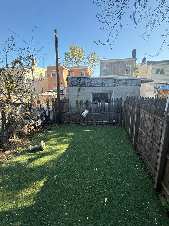 Building Photo - 290 Ege Ave