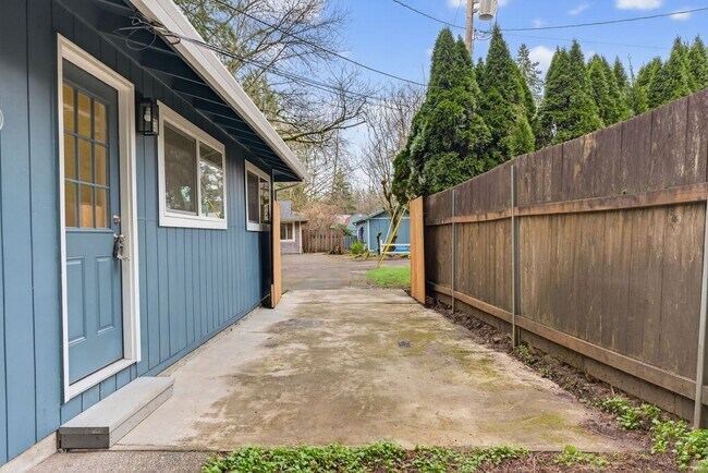 Building Photo - Updated 4BD Lake Oswego Home - Prime Location