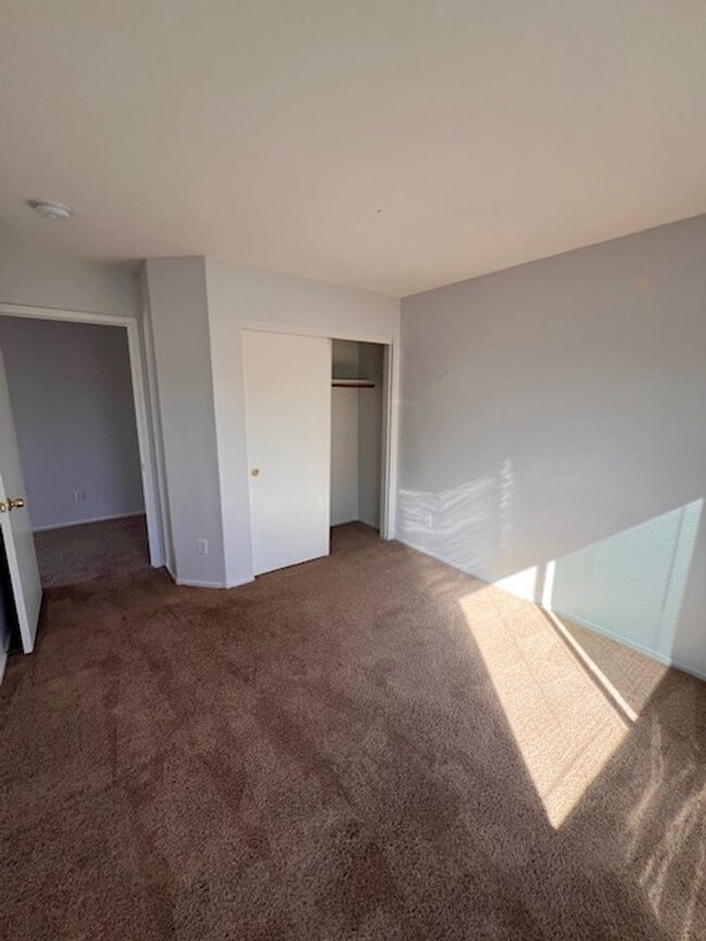 Building Photo - 3bed/2bath single story house with spaciou...