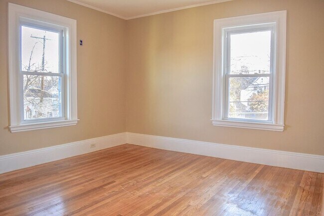 Building Photo - 113 Railroad Ave