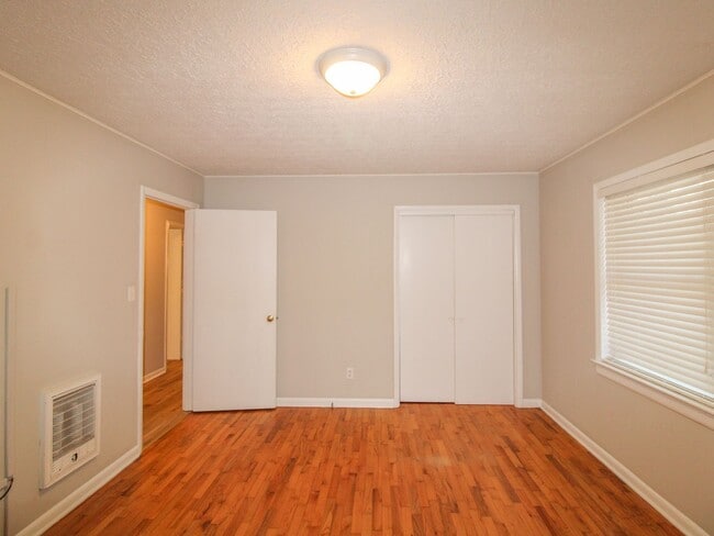 Building Photo - Well maintained brick home in a fantastic location!