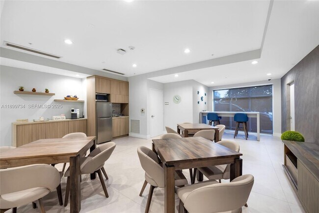 Building Photo - 704 N Ocean Blvd