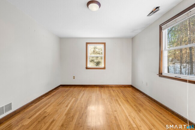 Building Photo - 52 Laura Rd