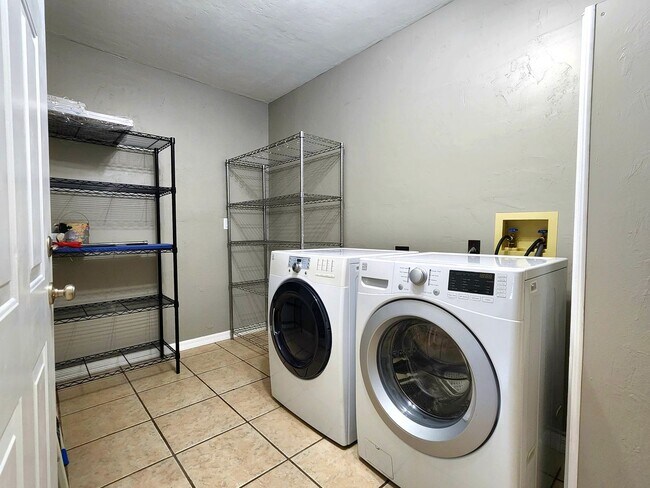 Building Photo - FOR RENT 4 bed 3 bath home