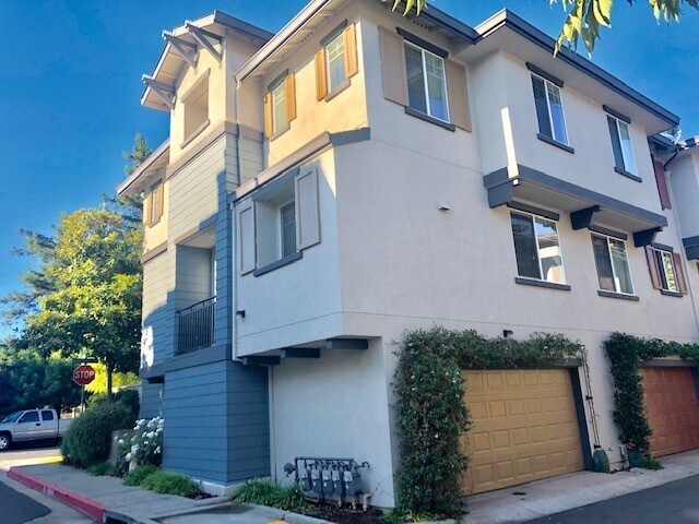 Building Photo - Beautifully updated, tri- level 4 Bd/2.5 B...