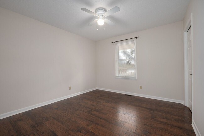 Building Photo - 3 Bedrooms with Full Basement on Corner Lot!