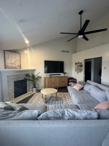 Building Photo - 9527 Acacia Psge