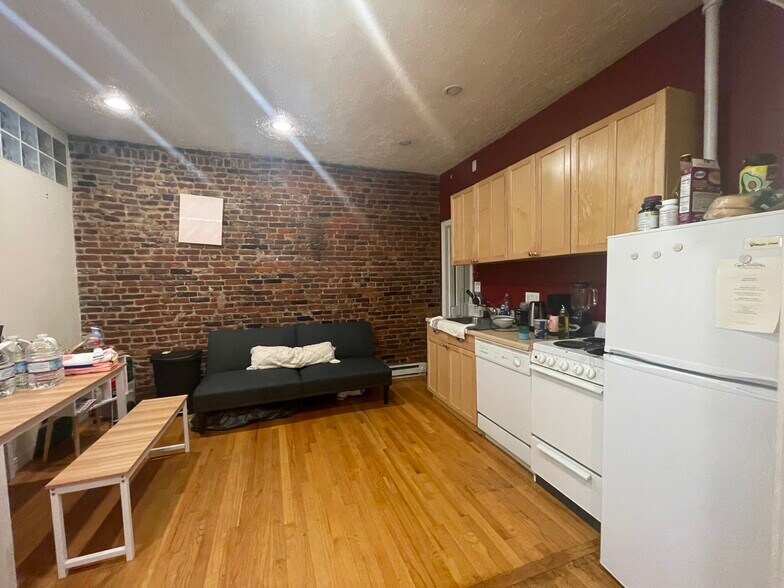 Building Photo - 42 Anderson St