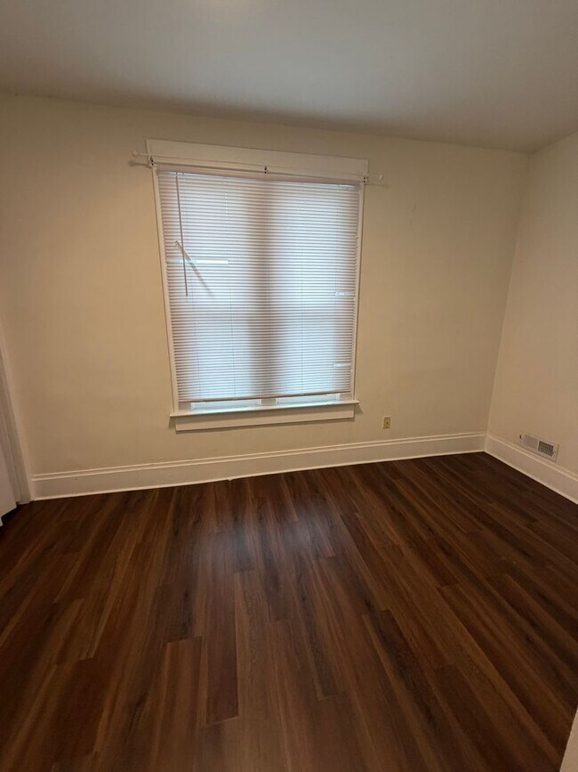 Building Photo - Spacious 3 Bed | 1.5 Bath – Prime Clintonv...