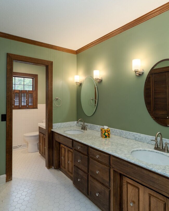 Building Photo - Single Family Home on almost an acre, 4 be...
