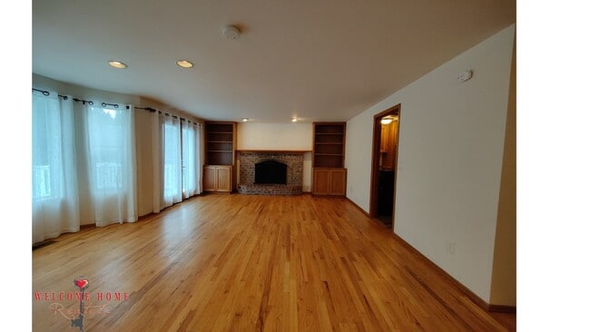 Building Photo - Beautiful open floorplan in amazing Steilacoom!!  All appliances included, large yard!!