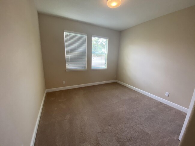 Building Photo - 7582 Lake Albert Dr