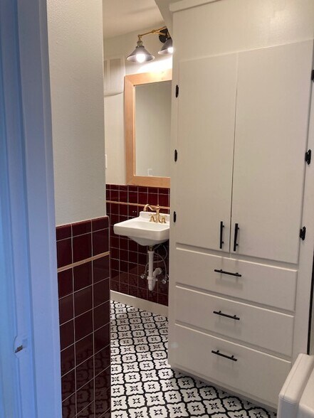 Building Photo - 702 6th Ave