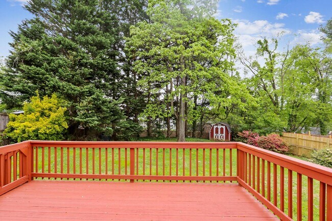 Building Photo - Updated and Ready for Move In