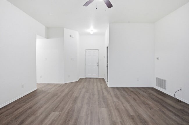 Building Photo - Beautiful 3BD Home on Corner Lot with Fenced Yard & 2-Car Garage in Sonterra