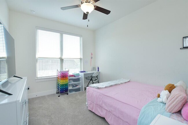 Building Photo - 424 Parkline Dr