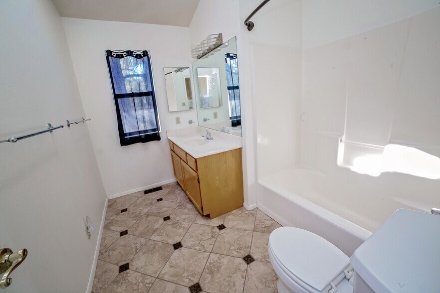 Building Photo - 2562 N Fox Run Dr