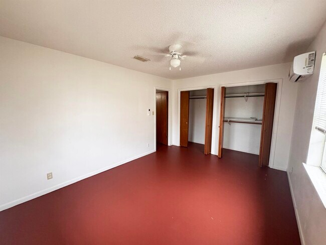 Building Photo - 132 Lake Breeze Dr