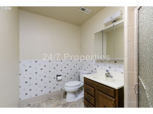Building Photo - *1/2 OFF FIRST MONTHS RENT* Spacious 4BD I...