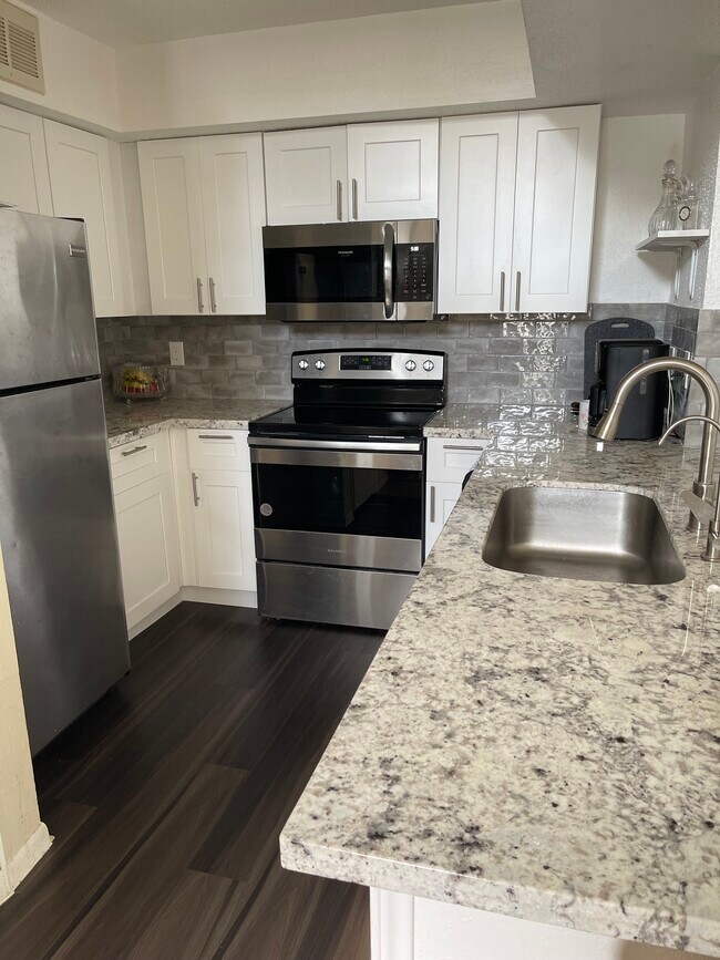 Building Photo - 10855 Meadowglen Ln