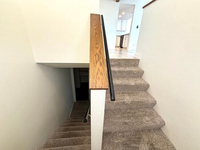Building Photo - Upgraded townhome by Southgate Golf Course - Small dogs allowed