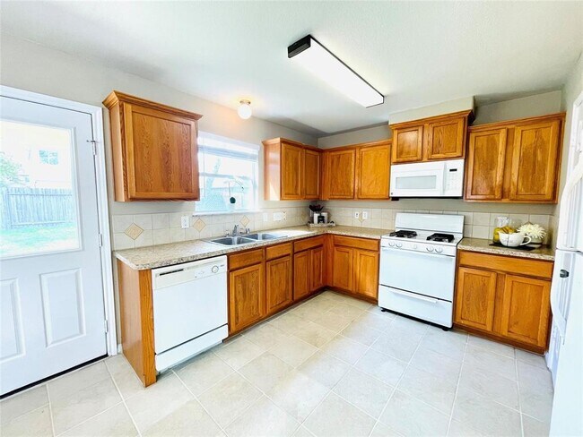 Building Photo - 6330 Applewood Forest Dr