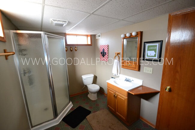 Building Photo - 3 Bedroom 2 bath Ranch home in Urbandale with a fenced in yard