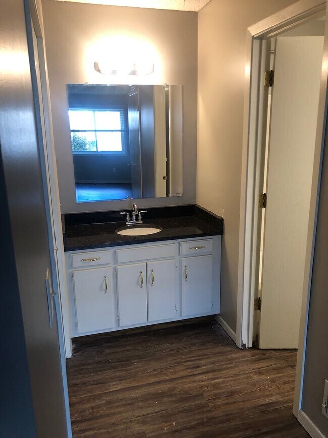 Building Photo - Main Floor Condo Available September 1, Up...