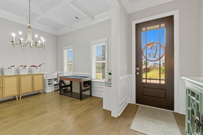 Building Photo - Exceptional Home in Donahue Ridge!