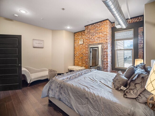 Building Photo - 401 W 1st Ave