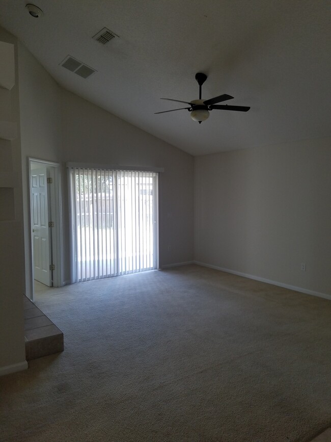 Building Photo - Move-In Ready!