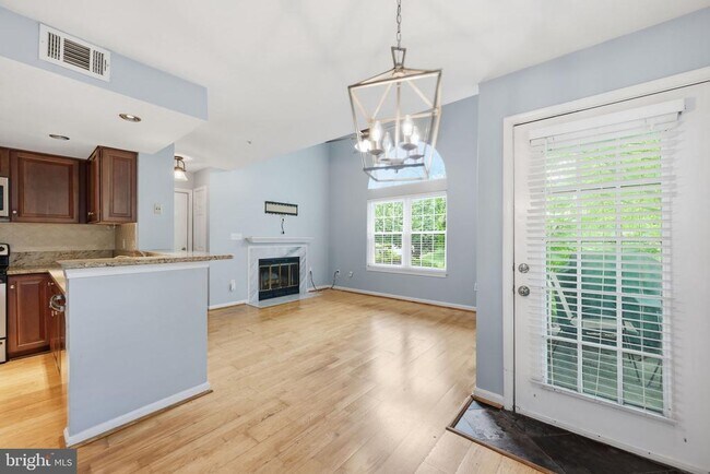 Building Photo - 933 Hillside Lake Terrace