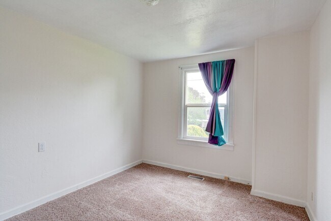 Building Photo - Charming 3-Bedroom Home Near Downtown Oak Harbor –Pet Friendly home.
