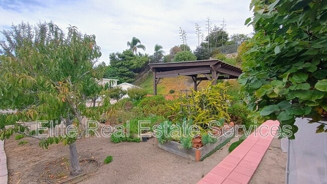 Building Photo - 255 Camino Del Cerro Grande