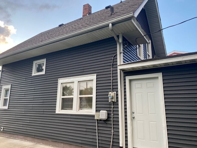Building Photo - Beautiful new exterior on classic Harters Heights 4 bedroom (3 full baths) blocks from ND.
