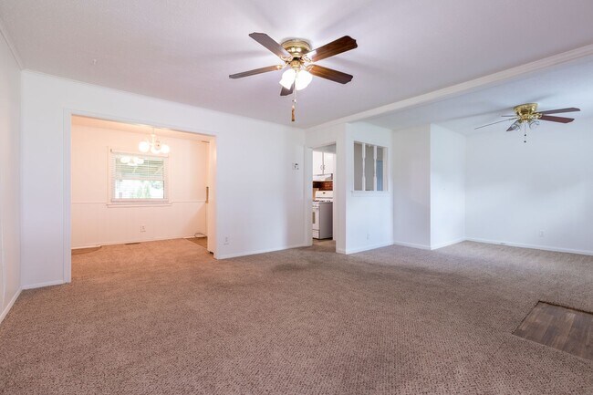 Building Photo - 2 Bed / 1 Bath in Tulsa! Ready Mid June!