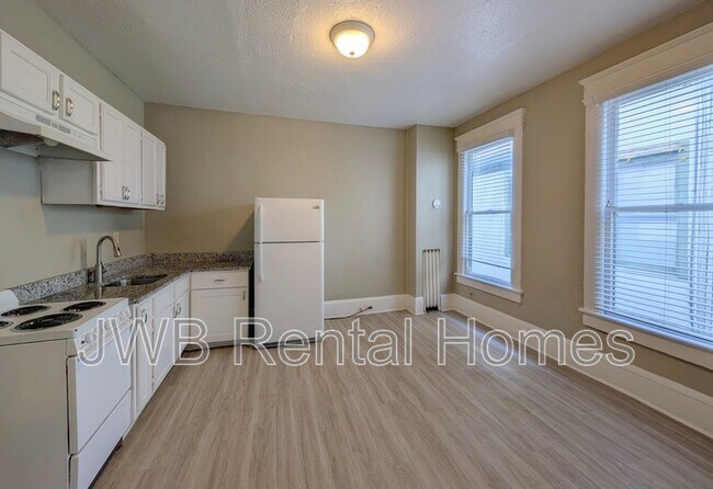 Building Photo - 2743 Vernon Terrace