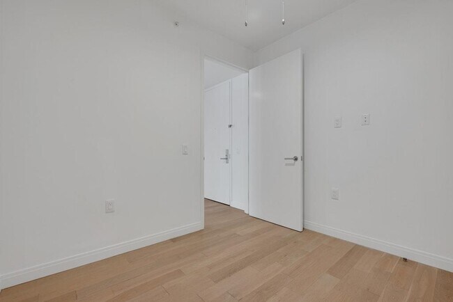 Building Photo - 160 1st St