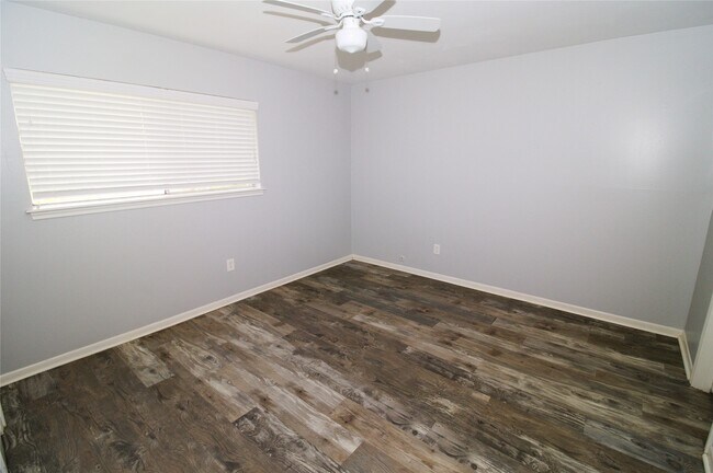 Building Photo - 1030 Montour Dr