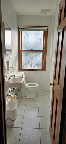 Bathroom/Shoer - 100 Dogwood Ln