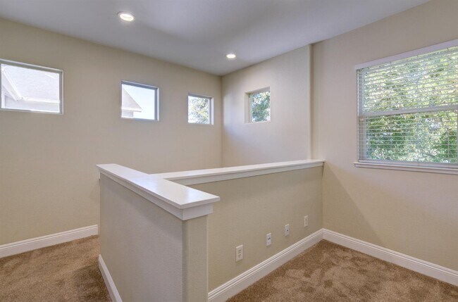 Building Photo - 1723 N Mont Blanc Ln