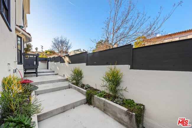 Building Photo - 502 Smithwood Dr