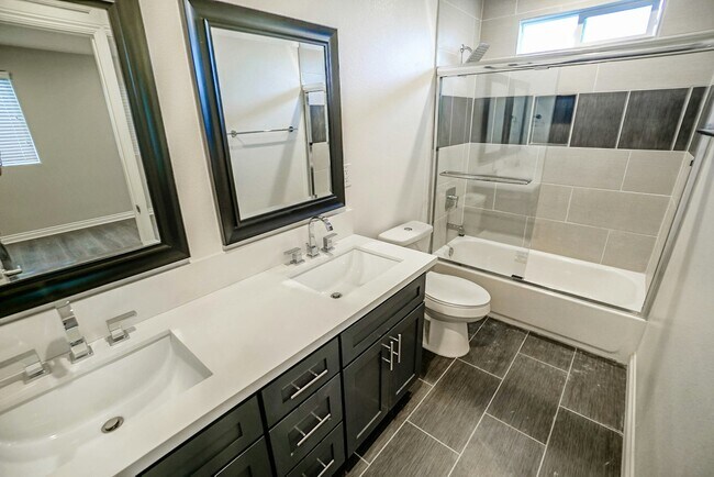 Building Photo - 1118-1118 1/2 W 39th Pl