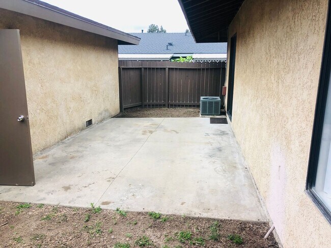 Building Photo - 1300A