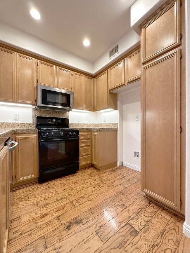 Building Photo - 2 BEDROOM 2.5 BATHROOM WITH LOFT HOME IN HIGHLY DESIRED BERKSHIRE TRACK