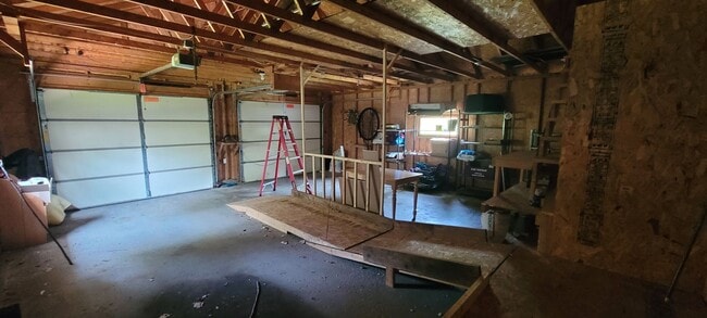 Building Photo - Fully Furnished 3 Bedroom House